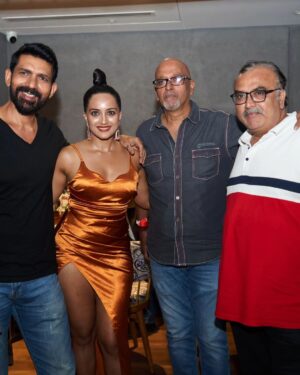 Amika Shail Instagram - Wish me if you didn't yet 🤣
.
.
Thanks @cavaloungebar @rahulkashyap.___ for the amazing party & accomodation 🎉❤️
.
.
#AmikaShail #birthdaygirl #birthday #cavalounge #party #birthdaycelebration