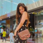 Amruta Deshmukh Instagram - Sukoon when you can carry a petite sling bag ! 👜 Thank you @zoukonline ♥️ (And he has to carry a backpack 🎒😛) Mumbai, Maharashtra