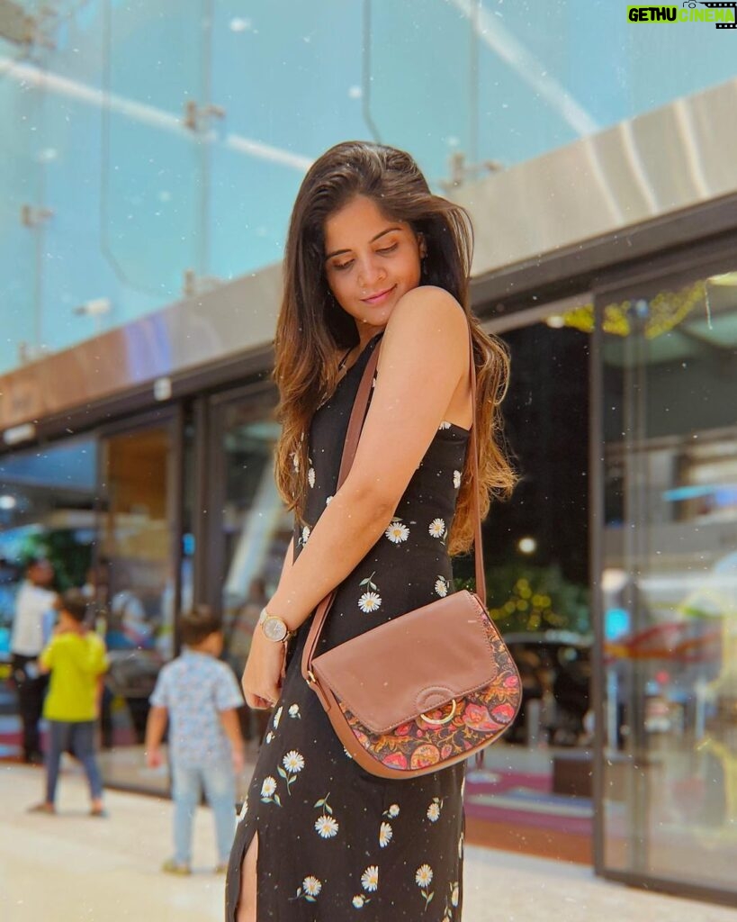Amruta Deshmukh Instagram - Sukoon when you can carry a petite sling bag ! 👜 Thank you @zoukonline ♥️ (And he has to carry a backpack 🎒😛) Mumbai, Maharashtra