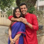 Amruta Deshmukh Instagram - चांदीच्या ताटात पुरणपोळी.. पुरणपोळीमध्ये जायफळ.. प्रसाद चं नाव घेतेय देशमुखांचं शेंडेफळ ! 👧🏻 केळवण by Deshmukhs! • Saree by @suta_bombay Kurta by @fabindiaofficial gifted with love by @harshadakhanvilkar 😍 How do we look Mumma? Pune, Maharashtra