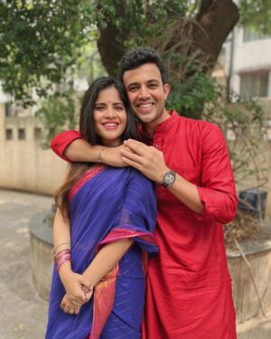 Amruta Deshmukh Instagram - चांदीच्या ताटात पुरणपोळी..
पुरणपोळीमध्ये जायफळ..
प्रसाद चं नाव घेतेय देशमुखांचं शेंडेफळ ! 👧🏻
केळवण by Deshmukhs! 
•
Saree by @suta_bombay Kurta by @fabindiaofficial gifted with love by @harshadakhanvilkar 😍 How do we look Mumma?