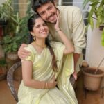 Amruta Deshmukh Instagram - आजोबांनी (आईच्या बाबांनी) वयाच्या 87व्व्या वर्षी सगळं planning करून, भेटवस्तू, बुके ह्या सगळ्यांनी सजवून केळवणाला सुरवात केली..एवढं सगळं झाल्यावर मग "उखाणा घ्या" ह्या ऑर्डर ला नाकारणार कसं 🙈
