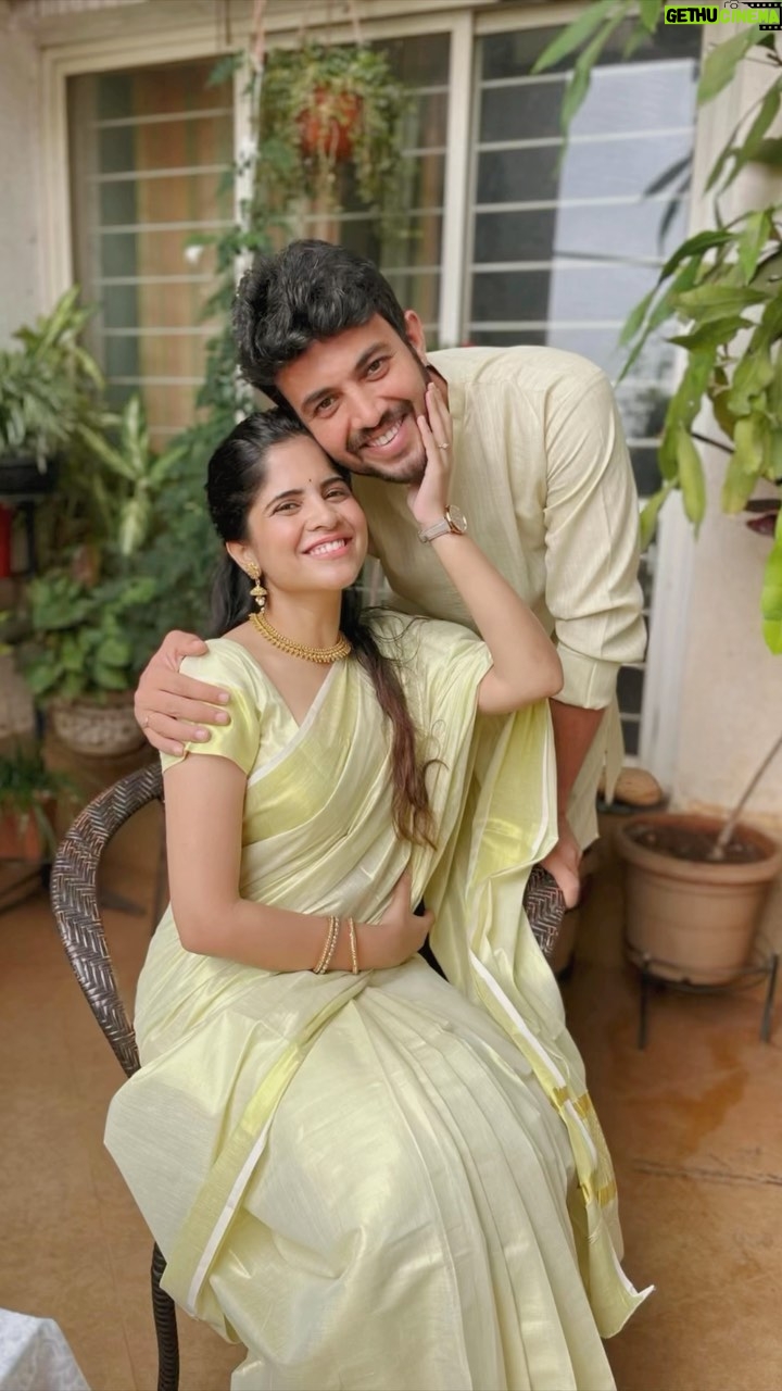 Amruta Deshmukh - 74.2K Likes - आजोबांनी (आईच्या बाबांनी) वयाच्या 87व्व्या वर्षी सगळं planning करून, भेटवस्तू, बुके ह्या सगळ्यांनी सजवून केळवणाला सुरवात केली..एवढं सगळं झाल्यावर मग "उखाणा घ्या" ह्या ऑर्डर ला नाकारणार कसं 🙈