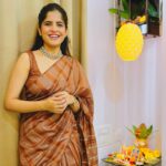 Amruta Deshmukh Instagram - May the spirit of Onam fill your heart with happiness and prosperity and your tummy with lots of South Indian food 😍🤤 And your wardrobe with Kerala Silk Saree..like this one ☺️ #PodiIdliForLife #onam • 📸 @prasadjawade 🕺🏼