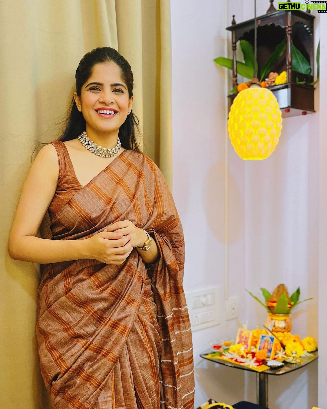 Amruta Deshmukh - 54K Likes - May the spirit of Onam fill your heart with happiness and prosperity and your tummy with lots of South Indian food 😍🤤
And your wardrobe with Kerala Silk Saree..like this one ☺️
#PodiIdliForLife #onam
•
📸 @prasadjawade 🕺🏼