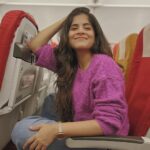 Amruta Deshmukh Instagram - Starting the Singapore Tour pretty comfortably..विमानात शेजारी कुणी नसल्याने मांडी घालून बसण्याचं सुख आणि cuteness चा कहर @chikoothemaltipoo मांडीत comfortable झाल्याचं सुख..😍 #NatakTour @niyam_v_ati_lagoo • • 📸 @sagar_pendhari08