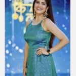 Amruta Deshmukh Instagram - मीठ सगळ्यात शेवटी टाकायचं...आधी वाफवून घ्यायचं..वगैरे वगैरे..किचन मधले हे नियम आणि अटी माझ्या तरी लक्षात नाही राहात..🥴 त्यामुळेच स्पर्धक म्हणून नाही तर उत्साह वर्धक म्हणून आमची "नियम व अटी लागू" नाटकाची team एकत्र जमली झी मराठी च्या महाराष्ट्राची किचन क्वीन च्या सेटवर…Do watch the finale episodes on 7th and 8th of August 1pm ! आजचा miss झाला असेल तर Zee5 app वर बघा.. • Styled by: @tanmay_jangam 🩵