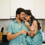 Amruta Deshmukh Instagram - जेव्हा @prasadjawade आणि फॅमिली मला "बघायला" आले..! नंतर मी माझ्या नाजूक हातांनी सगळ्यांना चहा serve केला..What happens in kitchen, stays in kitchen 😎 • Jokes apart…not just Prasad but his family also enjoyed our reversed चहा - पोहे कार्यक्रम ! Hopefully this “reversed” will be considered as “normal” soon..for every सून 😉 Pune, Maharashtra