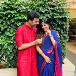 Amruta Deshmukh Instagram - चांदीच्या ताटात पुरणपोळी.. पुरणपोळीमध्ये जायफळ.. प्रसाद चं नाव घेतेय देशमुखांचं शेंडेफळ ! 👧🏻 केळवण by Deshmukhs! • Saree by @suta_bombay Kurta by @fabindiaofficial gifted with love by @harshadakhanvilkar 😍 How do we look Mumma? Pune, Maharashtra