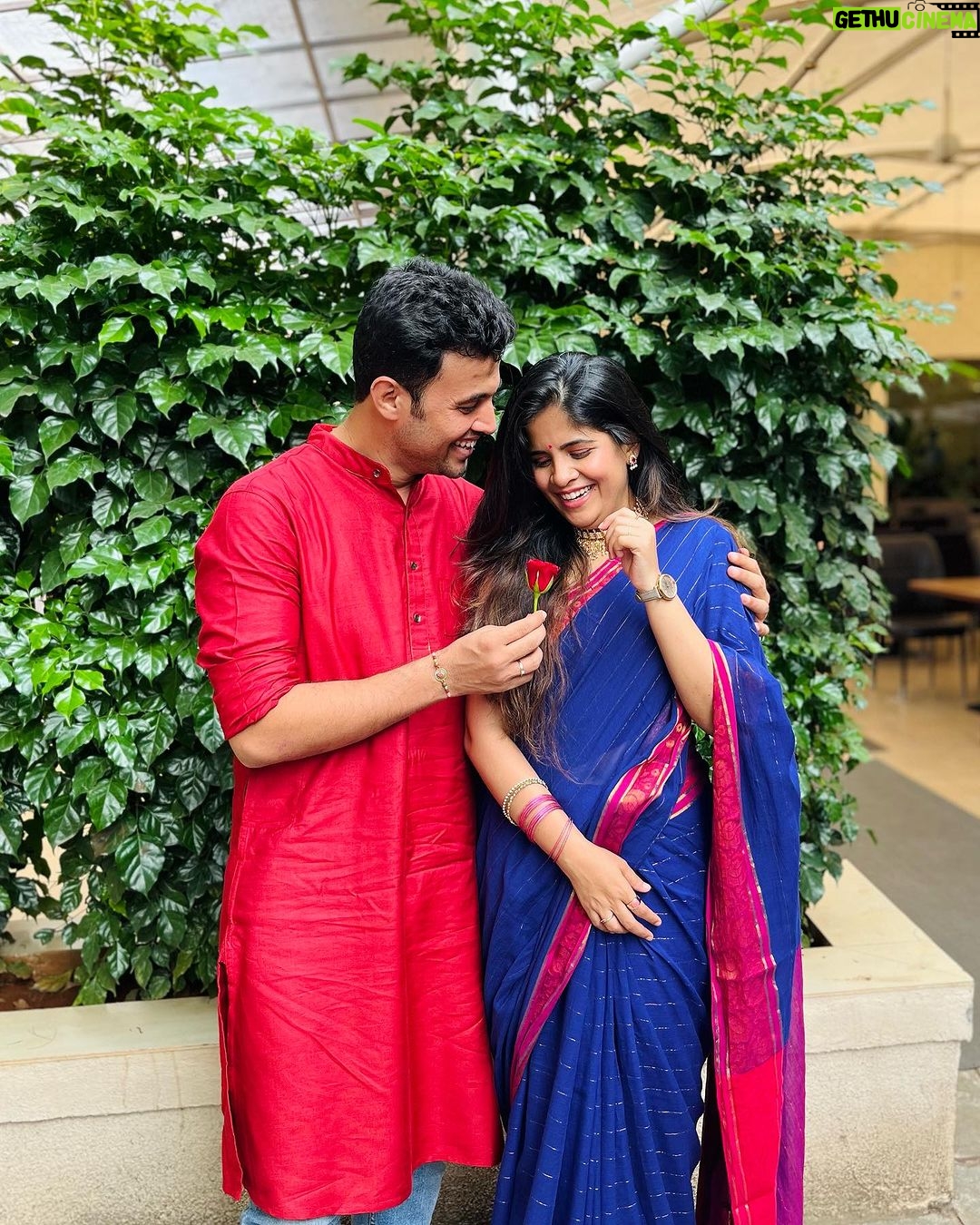 Amruta Deshmukh - 71.6K Likes - चांदीच्या ताटात पुरणपोळी..
पुरणपोळीमध्ये जायफळ..
प्रसाद चं नाव घेतेय देशमुखांचं शेंडेफळ ! 👧🏻
केळवण by Deshmukhs!
•
Saree by @suta_bombay Kurta by @fabindiaofficial gifted with love by @harshadakhanvilkar 😍 How do we look Mumma?