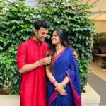 Amruta Deshmukh Instagram - चांदीच्या ताटात पुरणपोळी.. पुरणपोळीमध्ये जायफळ.. प्रसाद चं नाव घेतेय देशमुखांचं शेंडेफळ ! 👧🏻 केळवण by Deshmukhs! • Saree by @suta_bombay Kurta by @fabindiaofficial gifted with love by @harshadakhanvilkar 😍 How do we look Mumma? Pune, Maharashtra
