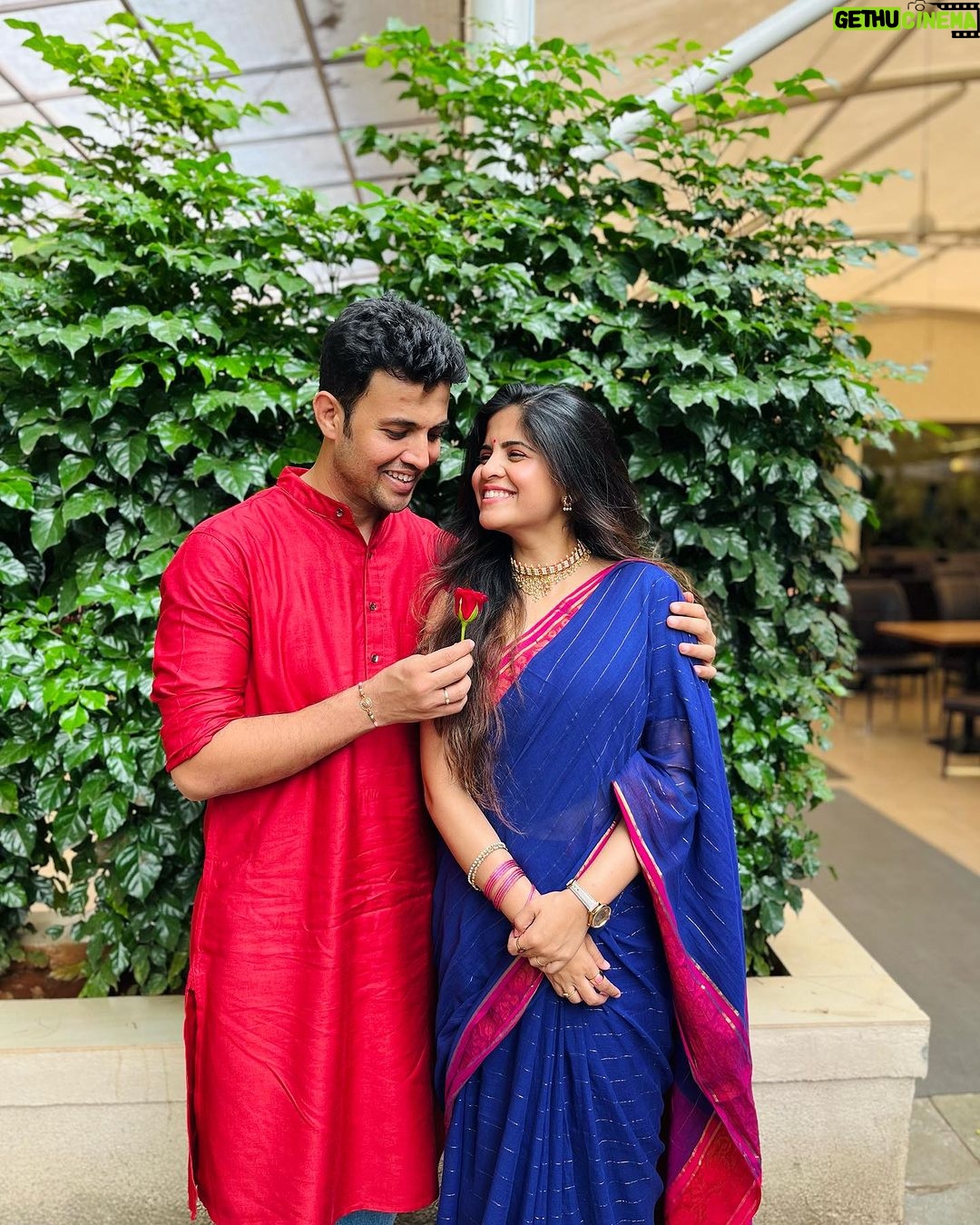 Amruta Deshmukh - 71.6K Likes - चांदीच्या ताटात पुरणपोळी..
पुरणपोळीमध्ये जायफळ..
प्रसाद चं नाव घेतेय देशमुखांचं शेंडेफळ ! 👧🏻
केळवण by Deshmukhs!
•
Saree by @suta_bombay Kurta by @fabindiaofficial gifted with love by @harshadakhanvilkar 😍 How do we look Mumma?