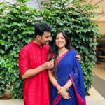 Amruta Deshmukh Instagram - चांदीच्या ताटात पुरणपोळी.. पुरणपोळीमध्ये जायफळ.. प्रसाद चं नाव घेतेय देशमुखांचं शेंडेफळ ! 👧🏻 केळवण by Deshmukhs! • Saree by @suta_bombay Kurta by @fabindiaofficial gifted with love by @harshadakhanvilkar 😍 How do we look Mumma? Pune, Maharashtra