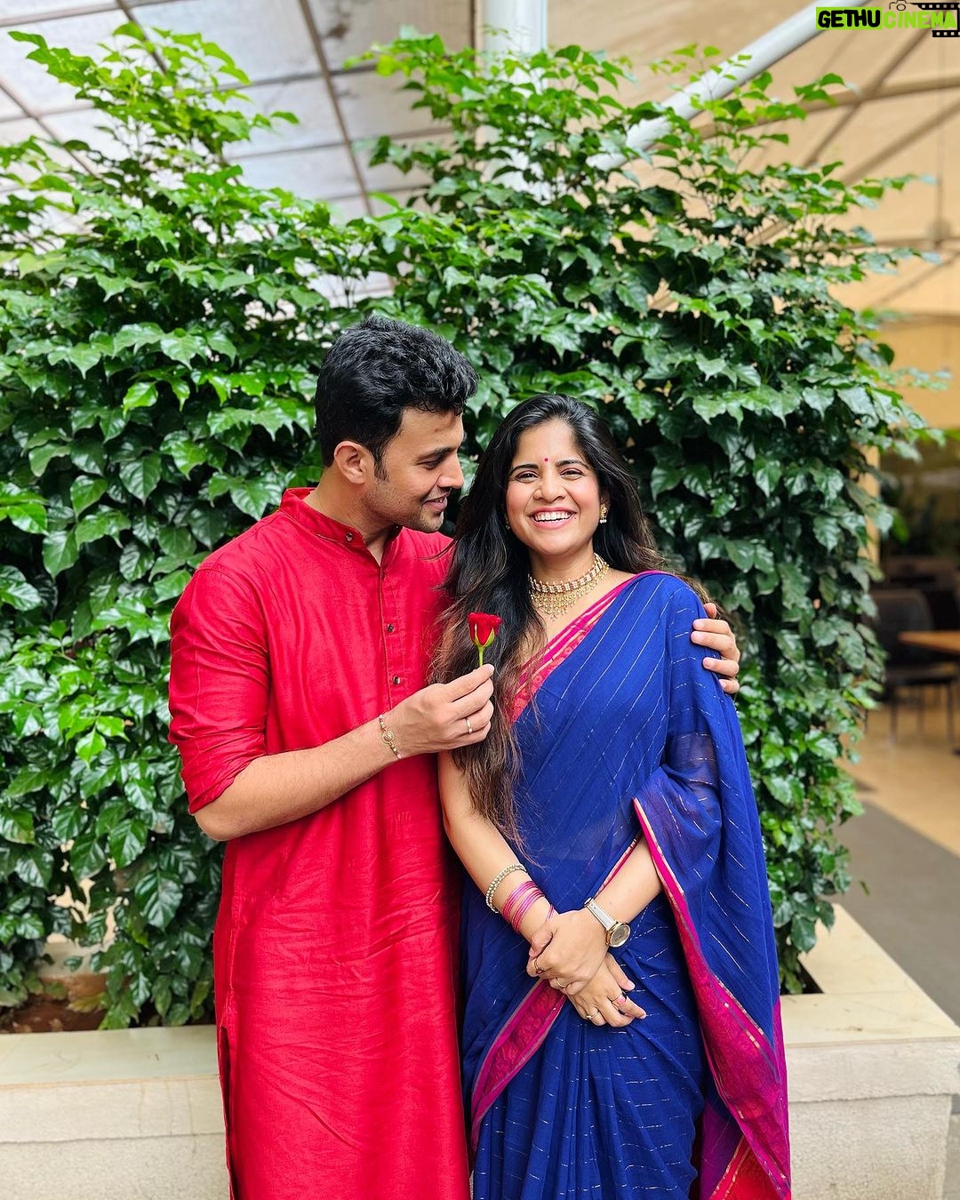 Amruta Deshmukh - 71.6K Likes - चांदीच्या ताटात पुरणपोळी..
पुरणपोळीमध्ये जायफळ..
प्रसाद चं नाव घेतेय देशमुखांचं शेंडेफळ ! 👧🏻
केळवण by Deshmukhs!
•
Saree by @suta_bombay Kurta by @fabindiaofficial gifted with love by @harshadakhanvilkar 😍 How do we look Mumma?