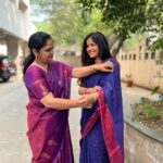 Amruta Deshmukh Instagram - चांदीच्या ताटात पुरणपोळी.. पुरणपोळीमध्ये जायफळ.. प्रसाद चं नाव घेतेय देशमुखांचं शेंडेफळ ! 👧🏻 केळवण by Deshmukhs! • Saree by @suta_bombay Kurta by @fabindiaofficial gifted with love by @harshadakhanvilkar 😍 How do we look Mumma? Pune, Maharashtra