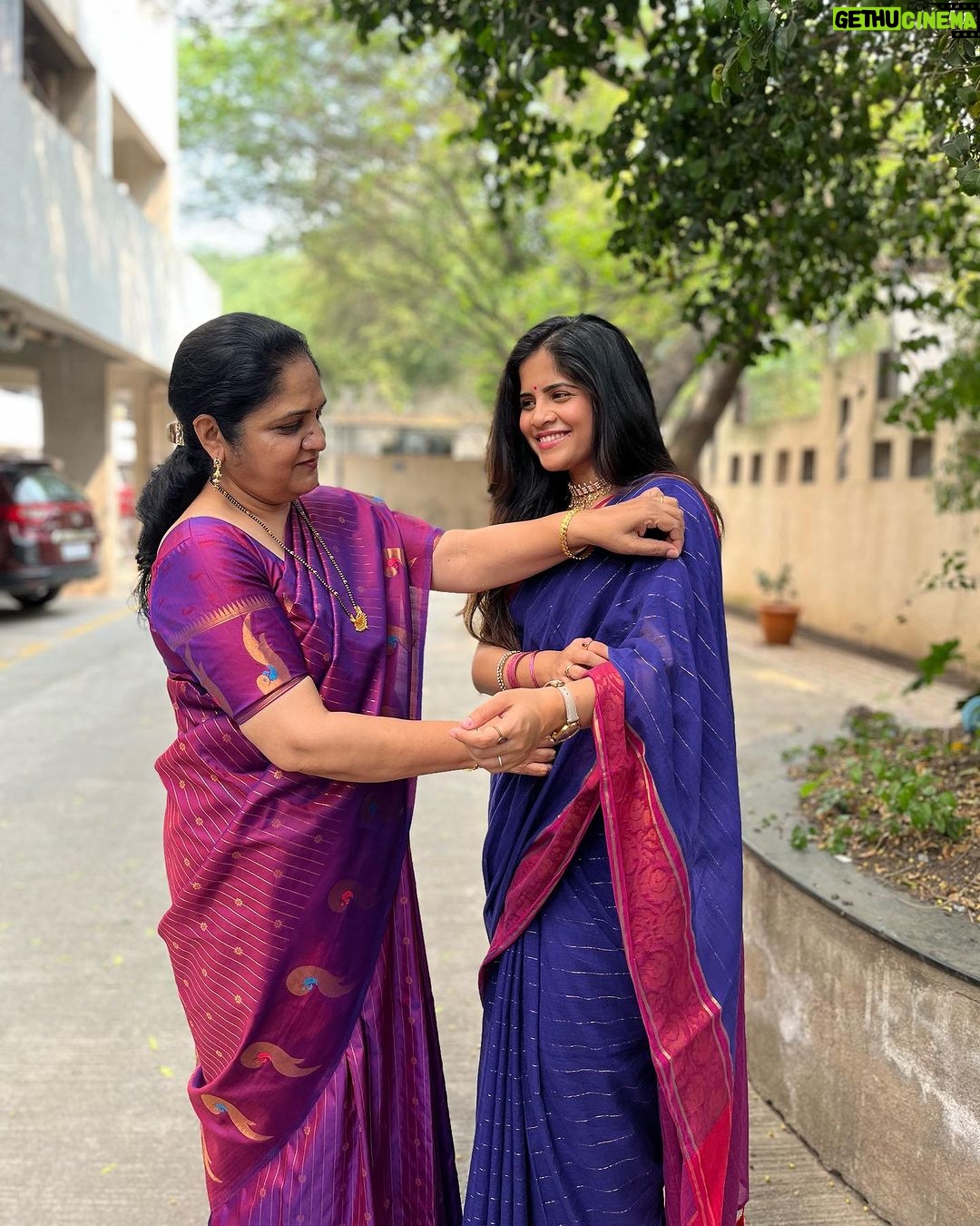Amruta Deshmukh - 71.6K Likes - चांदीच्या ताटात पुरणपोळी..
पुरणपोळीमध्ये जायफळ..
प्रसाद चं नाव घेतेय देशमुखांचं शेंडेफळ ! 👧🏻
केळवण by Deshmukhs!
•
Saree by @suta_bombay Kurta by @fabindiaofficial gifted with love by @harshadakhanvilkar 😍 How do we look Mumma?