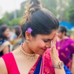 Amruta Deshmukh Instagram - चांदीच्या ताटात पुरणपोळी.. पुरणपोळीमध्ये जायफळ.. प्रसाद चं नाव घेतेय देशमुखांचं शेंडेफळ ! 👧🏻 केळवण by Deshmukhs! • Saree by @suta_bombay Kurta by @fabindiaofficial gifted with love by @harshadakhanvilkar 😍 How do we look Mumma? Pune, Maharashtra