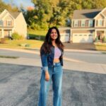 Amruta Deshmukh Instagram - “When everything looks like a magical oil painting, you know you are in Autumn!” 🍁🍂 Pittsburg, you gleaming beauty ♥️ Also, S V मंदिरातील रंगमंदिरात नियम व अटी लागू सादर करायला मिळणे ही एक पर्वणीच होती..Thank You Pittsburg वासियों 🎭 #नाटकटूर . . 📸 @sagar.pendhari07 @adhokshajkarhade