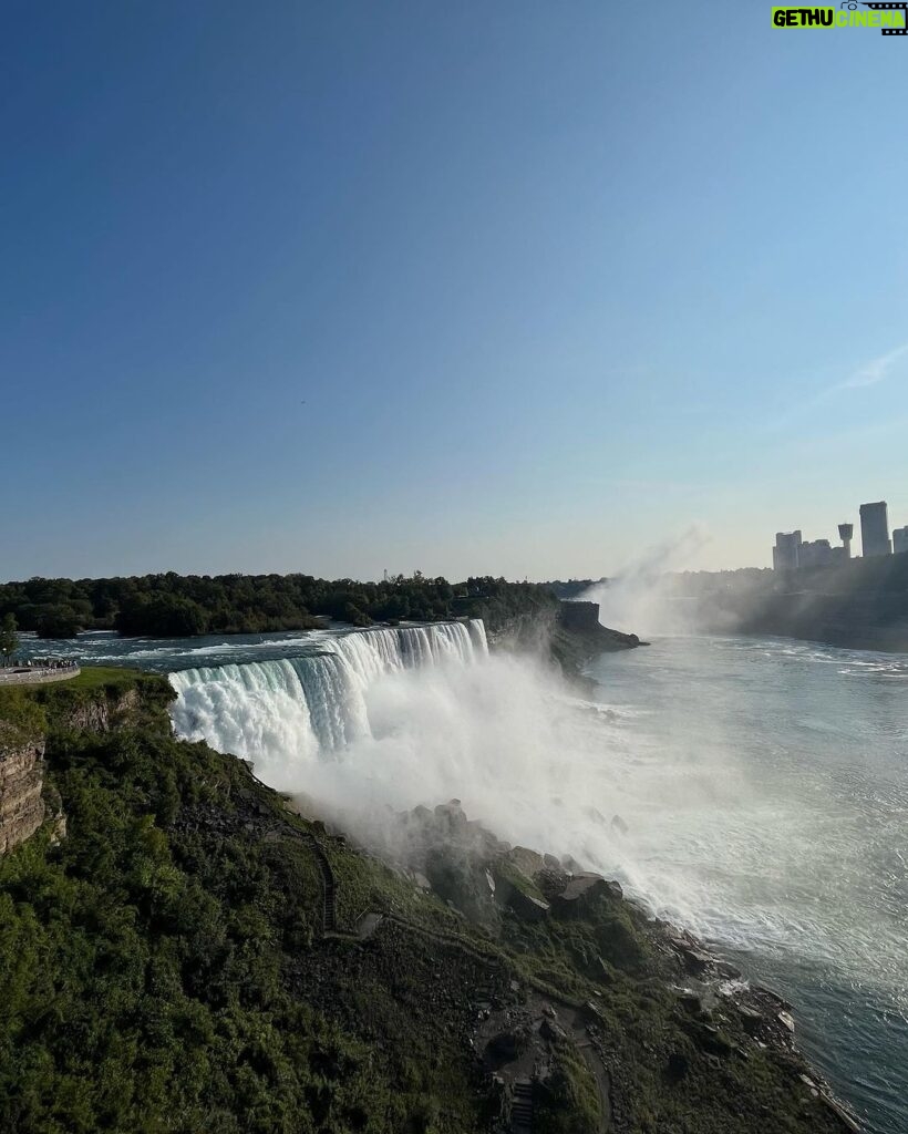 Amruta Deshmukh Instagram - Hear the roar ! See the beauty ! Touch the spray ! 🌊 🌈 अद्भुत #NiagraFalls #MaidOfTheMist #CaveOfTheWinds Niagara Falls, New York