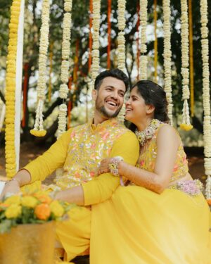 Amruta Deshmukh Instagram - Our future so bright 🌞 You gotta need shades 😎 
#HaldiScenes #Yellowजीसनमहमआगये 
Thank you @designer_kazbee for the brightest Haldi outfits!
•
📸 @surajpatel.in 
MUA: @swatighodke_mua_official 
Styled by: @tanmay_jangam 
Floral jewellery by: @floralart_byanushka