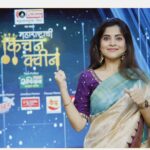 Amruta Deshmukh Instagram - मीठ सगळ्यात शेवटी टाकायचं...आधी वाफवून घ्यायचं..वगैरे वगैरे..किचन मधले हे नियम आणि अटी माझ्या तरी लक्षात नाही राहात..🥴 त्यामुळेच स्पर्धक म्हणून नाही तर उत्साह वर्धक म्हणून आमची "नियम व अटी लागू" नाटकाची team एकत्र जमली झी मराठी च्या महाराष्ट्राची किचन क्वीन च्या सेटवर…Do watch the finale episodes on 7th and 8th of August 1pm ! आजचा miss झाला असेल तर Zee5 app वर बघा.. • Styled by: @tanmay_jangam 🩵