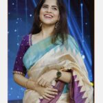 Amruta Deshmukh Instagram - मीठ सगळ्यात शेवटी टाकायचं...आधी वाफवून घ्यायचं..वगैरे वगैरे..किचन मधले हे नियम आणि अटी माझ्या तरी लक्षात नाही राहात..🥴 त्यामुळेच स्पर्धक म्हणून नाही तर उत्साह वर्धक म्हणून आमची "नियम व अटी लागू" नाटकाची team एकत्र जमली झी मराठी च्या महाराष्ट्राची किचन क्वीन च्या सेटवर…Do watch the finale episodes on 7th and 8th of August 1pm ! आजचा miss झाला असेल तर Zee5 app वर बघा.. • Styled by: @tanmay_jangam 🩵