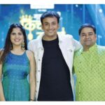 Amruta Deshmukh Instagram - मीठ सगळ्यात शेवटी टाकायचं...आधी वाफवून घ्यायचं..वगैरे वगैरे..किचन मधले हे नियम आणि अटी माझ्या तरी लक्षात नाही राहात..🥴 त्यामुळेच स्पर्धक म्हणून नाही तर उत्साह वर्धक म्हणून आमची "नियम व अटी लागू" नाटकाची team एकत्र जमली झी मराठी च्या महाराष्ट्राची किचन क्वीन च्या सेटवर…Do watch the finale episodes on 7th and 8th of August 1pm ! आजचा miss झाला असेल तर Zee5 app वर बघा.. • Styled by: @tanmay_jangam 🩵
