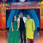 Amruta Deshmukh Instagram - मीठ सगळ्यात शेवटी टाकायचं...आधी वाफवून घ्यायचं..वगैरे वगैरे..किचन मधले हे नियम आणि अटी माझ्या तरी लक्षात नाही राहात..🥴 त्यामुळेच स्पर्धक म्हणून नाही तर उत्साह वर्धक म्हणून आमची "नियम व अटी लागू" नाटकाची team एकत्र जमली झी मराठी च्या महाराष्ट्राची किचन क्वीन च्या सेटवर…Do watch the finale episodes on 7th and 8th of August 1pm ! आजचा miss झाला असेल तर Zee5 app वर बघा.. • Styled by: @tanmay_jangam 🩵
