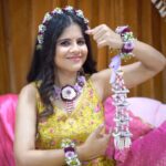 Amruta Deshmukh Instagram - @khwabeeda_amruta @prasadjawade Mehandi by @kkanchan_mehendi_ Nails by @maytri_nails_pune Let’s book your slot for nov -Dec 2023 #weddinggifts #weddinggarlands #varmala #garlands #floraljewellery #flowerjewellery #floralaccessories #haldijewellery #mehandijewellery #haldimehandijewellery #flowerjewellery #flowers🌸 #freshflowerjewellery #floraljewelleryformehendi #flowerjewelleryset #akshayadeodhar#floralgoals#suportsmallbusiness #vocaltolocal #smallbuisness #vocalist #vocaltolocalindia#delhi #delhiblogger #delhibride #delhifloraljewellery#varmala #garlands #weddinggarlands -#viralgarlandballoons