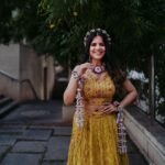 Amruta Deshmukh Instagram - A timeless tradition of beauty.. Mehndi ✨✨ Spent 4 hrs for my Mehendi and then @prasadjawade shows up and steals the show 🥹🫶🏻 • Extraordinary Mehendi by @kkanchan_mehendi_ Beautiful floral jewellery by: @floralart_byanushka Prettiest decor by : @decorbyketan Outfits: @suvidhafashion | styled by: @tanmay_jangam Supreme MUA: @swatighodke_mua_official 📸 @themerrymakers.in 🫶🏻