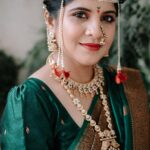 Amruta Deshmukh Instagram - In frame @khwabeeda_amruta Jewellery by @jizajewellerystudio Makeup by @swatighodke_mua_official Captured @avadhootjadhav nails @maytri_nails_pune @rajshrimarathi @fillamwala @planet.marathi @wmgmarathibrides #maharashtrian_wedding #bride #marathimulgi #jewelry #jewellery #dagina #celebrity l