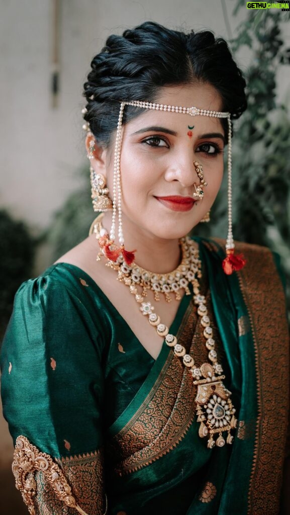 Amruta Deshmukh Instagram - In frame @khwabeeda_amruta Jewellery by @jizajewellerystudio Makeup by @swatighodke_mua_official Captured @avadhootjadhav nails @maytri_nails_pune @rajshrimarathi @fillamwala @planet.marathi @wmgmarathibrides #maharashtrian_wedding #bride #marathimulgi #jewelry #jewellery #dagina #celebrity l