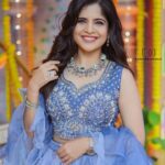 Amruta Deshmukh Instagram - ज्या कार्यक्रमाने गेल्या काही वर्षांत नित्यनेमाने हसवलं.."एवढं कमाल timing ह्यांचं कसं..इतकी perfect नक्कल कशी काय करतात राव?" असे प्रश्न tv समोर बघताना पडायचे..त्या "चला हवा येऊ द्या" मध्ये सहभागी होण्याची संधी, माझ्या "नियम व अटी लागू" ह्या नाटकामुळे मिळाली..कमाल अनुभव !! बघा हा एपिसोड आज 9.30 ला किंवा zee5 app var कधीही..😃😃🕺🏼 • Outfit : @kajreeretail Jewellery: @sorayaajewels_ MUA : @niteshgaikwad2525 Photos: @darshan_dhoble_photography