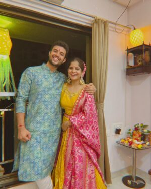Amruta Deshmukh Instagram - तुम्हाला व तुमच्या परिवाराला दिवाळीच्या हार्दिक शुभेच्छा ! 🪔🎊🪔🎊
.
Amruta’s outfit: @kajreeretail 
Prasad’s outfit: @suvidhafashion
Clicked by: our dearest @tanmay_jangam 🕺🏼