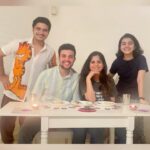 Amruta Deshmukh Instagram – केळवण at the other continent of Deshmukh sibling! 🕺🏼🍲 Mumbai, Maharashtra