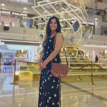 Amruta Deshmukh Instagram - Sukoon when you can carry a petite sling bag ! 👜 Thank you @zoukonline ♥️ (And he has to carry a backpack 🎒😛) Mumbai, Maharashtra