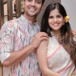 Amruta Deshmukh Instagram - ह्या दीपावली निमित्त एकमेकांच्या घरच्यांना खुश करण्यासाठी केलेला आमचा हा Experiment पूर्ण यशस्वी झाला...आणि प्रसाद Distinction ने पास झाला 😄 मग तुम्ही कधी भेट देताय आपल्या @suvidhafashion ला? Concept by - vrushali_bunde Managed by - @digiweave_tech Shot by - @miss_canon_21 Written and Edited by: @khwabeeda_amruta Dadar mumbai दादर मुंबई