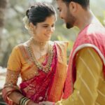 Amruta Deshmukh Instagram – नात्यास नाव आपुल्या देऊ नकोस काही..
सा-याच चांदण्याची जगतास जाण नाही..
ना तालराग यांच्या बंधात बांधलेला..
स्वरमेघ मंजूळांचा बरसे दिशात दाही..!
.
.
Pictures by: @surajpatel.in 
MUA: @saurabh_kapade 
Hair by : @nilampatel12 
Amruta’s outfit: customised blouse by : @nishfash_design_studio 
Jewellery by: @jizajewellerystudio 
Gold necklace by: @albadiajewelry 
Prasad’s outfit: styled by: @tanmay_jangam 
Prasad’s locket: @kaanksh__desire 
Mehendi by: @kkanchan_mehendi_ 
Nails by: @maytri_nails_pune 
Mundavlya by: @tanuleecreations 
Decor by: @panachedecorsofficial 
Venue: Nature Fun Resort, Kalote.