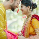 Amruta Deshmukh Instagram – नात्यास नाव आपुल्या देऊ नकोस काही..
सा-याच चांदण्याची जगतास जाण नाही..
ना तालराग यांच्या बंधात बांधलेला..
स्वरमेघ मंजूळांचा बरसे दिशात दाही..!
.
.
Pictures by: @surajpatel.in 
MUA: @saurabh_kapade 
Hair by : @nilampatel12 
Amruta’s outfit: customised blouse by : @nishfash_design_studio 
Jewellery by: @jizajewellerystudio 
Gold necklace by: @albadiajewelry 
Prasad’s outfit: styled by: @tanmay_jangam 
Prasad’s locket: @kaanksh__desire 
Mehendi by: @kkanchan_mehendi_ 
Nails by: @maytri_nails_pune 
Mundavlya by: @tanuleecreations 
Decor by: @panachedecorsofficial 
Venue: Nature Fun Resort, Kalote.