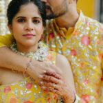 Amruta Deshmukh Instagram – Our future so bright 🌞 You gotta need shades 😎 
#HaldiScenes #Yellowजीसनमहमआगये 
Thank you @designer_kazbee for the brightest Haldi outfits!
•
📸 @surajpatel.in 
MUA: @swatighodke_mua_official 
Styled by: @tanmay_jangam 
Floral jewellery by: @floralart_byanushka Nature Fun Resort