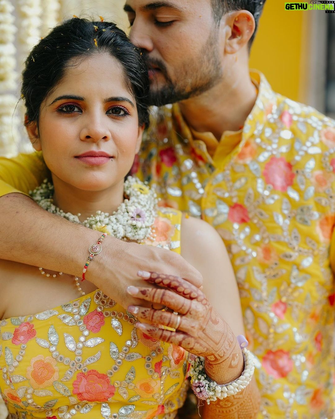 Amruta Deshmukh - 97.6K Likes - Our future so bright 🌞 You gotta need shades 😎
#HaldiScenes #Yellowजीसनमहमआगये
Thank you @designer_kazbee for the brightest Haldi outfits!
•
📸 @surajpatel.in
MUA: @swatighodke_mua_official
Styled by: @tanmay_jangam
Floral jewellery by: @floralart_byanushka