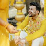 Amruta Deshmukh Instagram – Our future so bright 🌞 You gotta need shades 😎 
#HaldiScenes #Yellowजीसनमहमआगये 
Thank you @designer_kazbee for the brightest Haldi outfits!
•
📸 @surajpatel.in 
MUA: @swatighodke_mua_official 
Styled by: @tanmay_jangam 
Floral jewellery by: @floralart_byanushka Nature Fun Resort