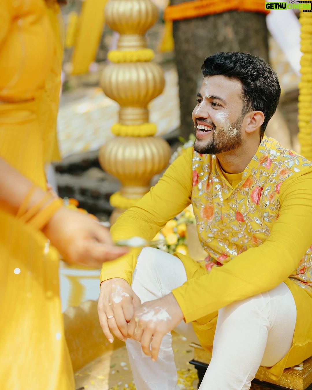 Amruta Deshmukh - 97.6K Likes - Our future so bright 🌞 You gotta need shades 😎
#HaldiScenes #Yellowजीसनमहमआगये
Thank you @designer_kazbee for the brightest Haldi outfits!
•
📸 @surajpatel.in
MUA: @swatighodke_mua_official
Styled by: @tanmay_jangam
Floral jewellery by: @floralart_byanushka