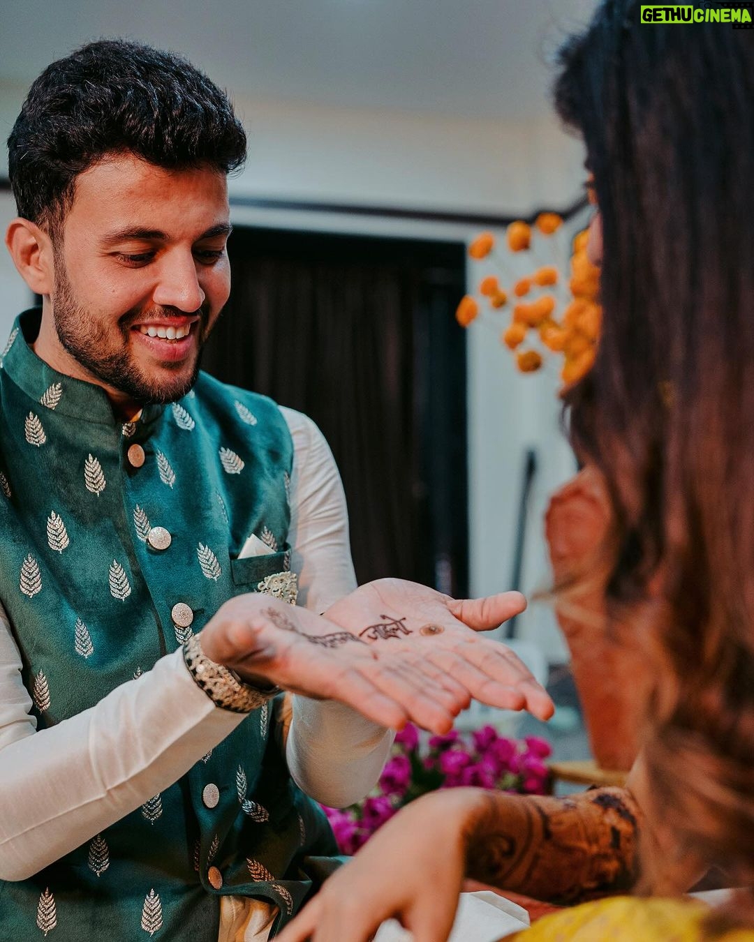 Amruta Deshmukh - 88K Likes - A timeless tradition of beauty.. Mehndi ✨✨
Spent 4 hrs for my Mehendi and then @prasadjawade shows up and steals the show 🥹🫶🏻
•
Extraordinary Mehendi by @kkanchan_mehendi_
Beautiful floral jewellery by: @floralart_byanushka
Prettiest decor by : @decorbyketan
Outfits: @suvidhafashion | styled by: @tanmay_jangam
Supreme MUA: @swatighodke_mua_official
📸 @themerrymakers.in 🫶🏻
