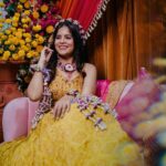 Amruta Deshmukh Instagram - A timeless tradition of beauty.. Mehndi ✨✨ Spent 4 hrs for my Mehendi and then @prasadjawade shows up and steals the show 🥹🫶🏻 • Extraordinary Mehendi by @kkanchan_mehendi_ Beautiful floral jewellery by: @floralart_byanushka Prettiest decor by : @decorbyketan Outfits: @suvidhafashion | styled by: @tanmay_jangam Supreme MUA: @swatighodke_mua_official 📸 @themerrymakers.in 🫶🏻