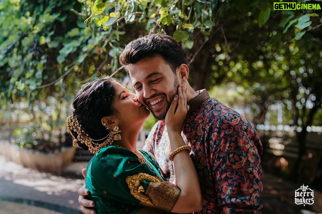 Amruta Deshmukh - 111K Likes - ग्रहमख ✨✨
•
•
Navvari: gifted by my mavshi 🫶🏻
Prasad’s outfit: @suvidhafashion | styled by : @tanmay_jangam
📸 : @themerrymakers.in
Jewellery: @jizajewellerystudio
MUA: @swatighodke_mua_official
