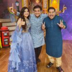 Amruta Deshmukh Instagram - ज्या कार्यक्रमाने गेल्या काही वर्षांत नित्यनेमाने हसवलं.."एवढं कमाल timing ह्यांचं कसं..इतकी perfect नक्कल कशी काय करतात राव?" असे प्रश्न tv समोर बघताना पडायचे..त्या "चला हवा येऊ द्या" मध्ये सहभागी होण्याची संधी, माझ्या "नियम व अटी लागू" ह्या नाटकामुळे मिळाली..कमाल अनुभव !! बघा हा एपिसोड आज 9.30 ला किंवा zee5 app var कधीही..😃😃🕺🏼 • Outfit : @kajreeretail Jewellery: @sorayaajewels_ MUA : @niteshgaikwad2525 Photos: @darshan_dhoble_photography