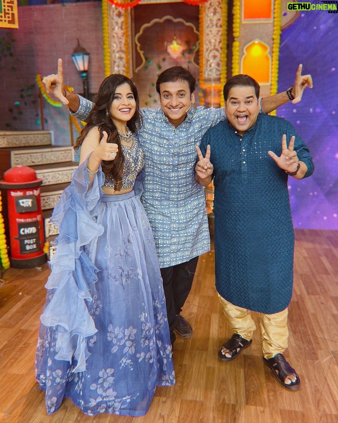 Amruta Deshmukh - 45.8K Likes - ज्या कार्यक्रमाने गेल्या काही वर्षांत नित्यनेमाने हसवलं.."एवढं कमाल timing ह्यांचं कसं..इतकी perfect नक्कल कशी काय करतात राव?" असे प्रश्न tv समोर बघताना पडायचे..त्या "चला हवा येऊ द्या" मध्ये सहभागी होण्याची संधी, माझ्या "नियम व अटी लागू" ह्या नाटकामुळे मिळाली..कमाल अनुभव !! बघा हा एपिसोड आज 9.30 ला किंवा zee5 app var कधीही..😃😃🕺🏼
•
Outfit : @kajreeretail
Jewellery: @sorayaajewels_
MUA : @niteshgaikwad2525
Photos: @darshan_dhoble_photography