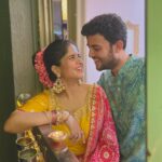 Amruta Deshmukh Instagram - तुम्हाला व तुमच्या परिवाराला दिवाळीच्या हार्दिक शुभेच्छा ! 🪔🎊🪔🎊 . Amruta’s outfit: @kajreeretail Prasad’s outfit: @suvidhafashion Clicked by: our dearest @tanmay_jangam 🕺🏼 Mumbai, Maharashtra