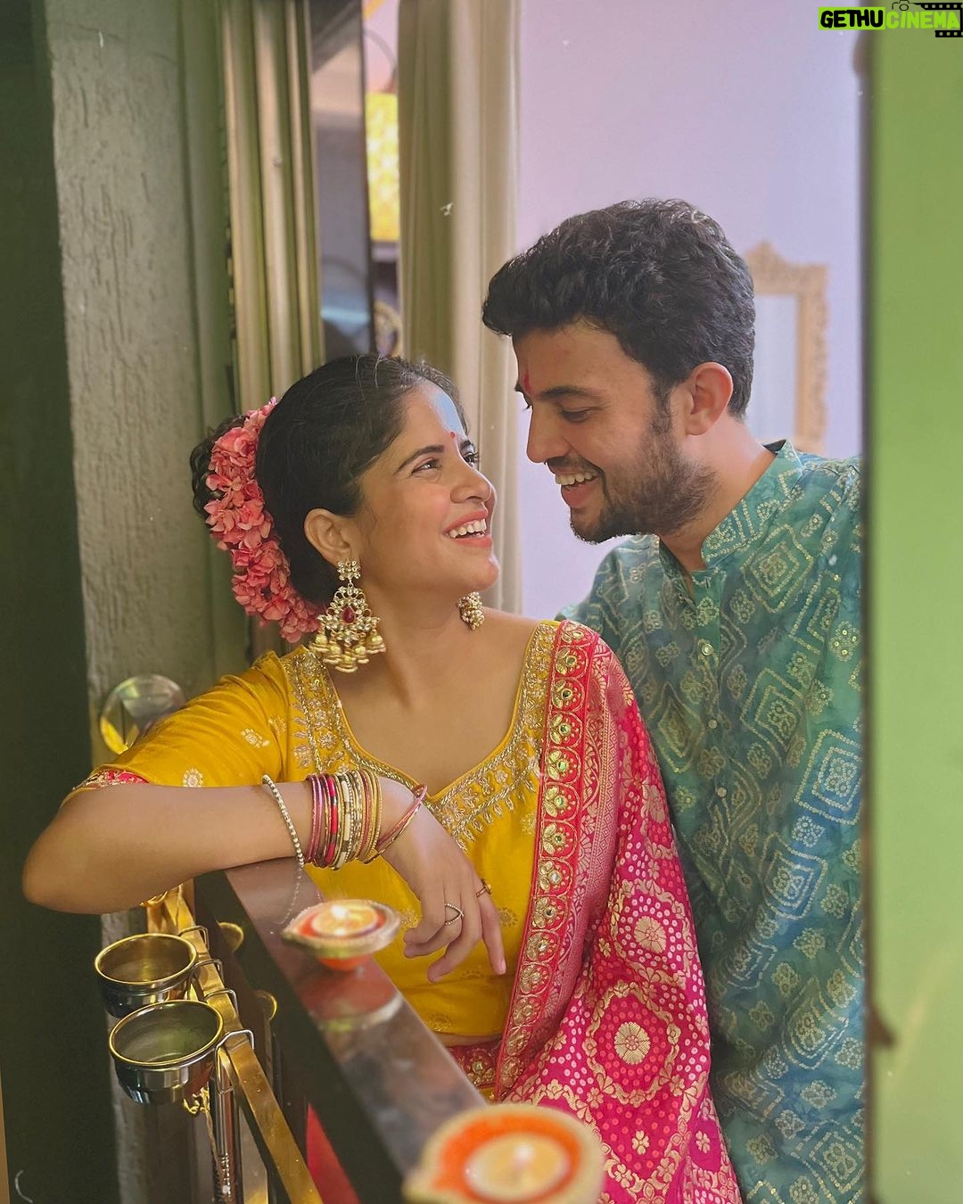 Amruta Deshmukh - 91.8K Likes - तुम्हाला व तुमच्या परिवाराला दिवाळीच्या हार्दिक शुभेच्छा ! 🪔🎊🪔🎊
.
Amruta’s outfit: @kajreeretail
Prasad’s outfit: @suvidhafashion
Clicked by: our dearest @tanmay_jangam 🕺🏼